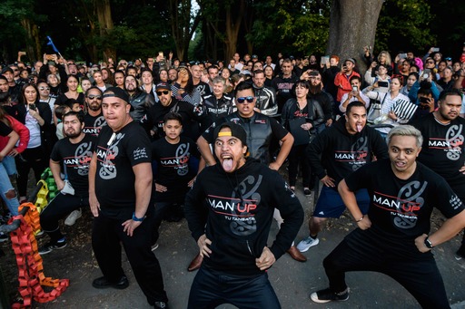 뉴질랜드 폭주족들이 지난 20일 이슬람사원 총격사건의 희생자들을 애도하기 위해 하카춤을 추고 있다. 크라이스트처치=AFP연합뉴스