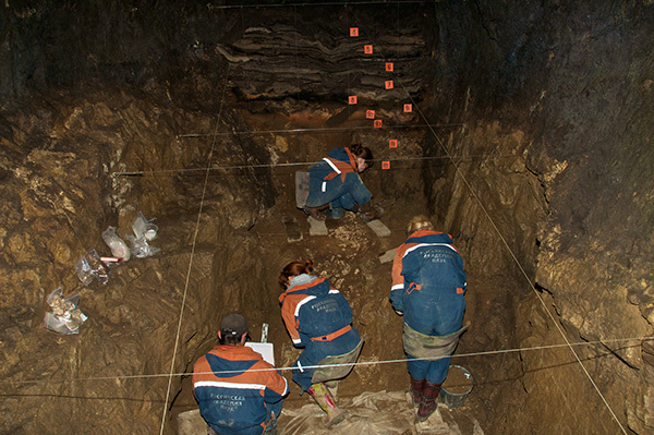 ⓒMAX PLANCK INSTITUTE 데니소바인과 네안데르탈인은 10여만 년 동안 번갈아가면서 데니소바 동굴에서 살았다. 위는 데니소바 동굴을 조사하는 러시아 고고학자들.