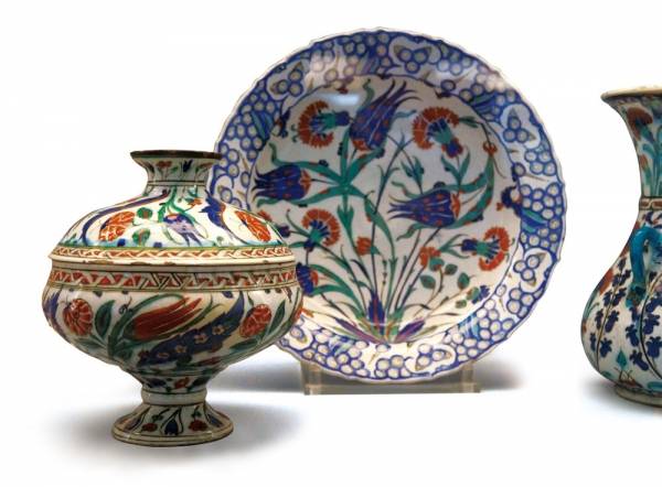 튤립 문양의 16세기 중반 화려한 이즈니크 접시와 술병(프랑스 파리 세라믹 박물관) ⓒ 조용준 제공