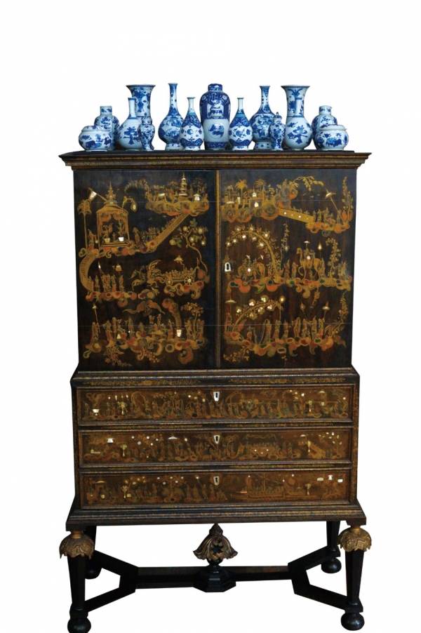 중국 취향 가구에 놓인 청화백자들(헤이그 시립박물관) ⓒ 조용준 제공