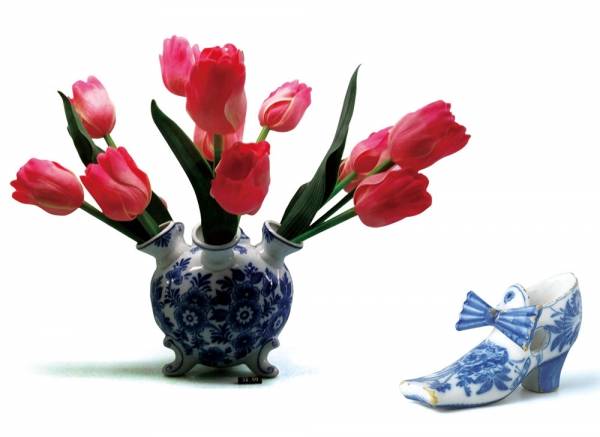 델프트 블루 튤립꽂이·델프트 블루 나막신(1600~1675 제조 추정, 암스테르담 국립박물관) ⓒ 조용준 제공