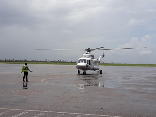 모잠비크 베이라 국제공항 활주로의 WFP 구호헬기 (베이라<모잠비크>=연합뉴스) 노재현 특파원 = 23일(현지시간) 오후 아프리카 모잠비크 베이라 국제공항에서 유엔 세계식량계획(WFP)의 헬기 1대가 착륙하고 있다. 이 헬기는 사이클론 '이다이' 피해자들의 구호 활동에 투입되고 있다. 2019.3.23  nojae@yna.co.kr