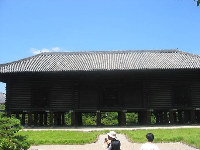 일본 나라현 도다이지(동대사)에 있는 왕실 유물창고인 쇼소인(정창원)에는 신라에서 만들어지거나 신라를 경유해 일본으로 들어간 많은 유물들이 보관돼 있다. 권오영 교수 제공