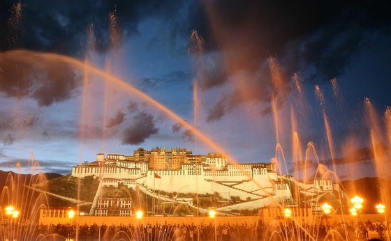 건물 자체가 거대한 예술작품인 티베트 라싸의 포탈라궁. 어둠과 함께 조명이 드리우면 궁 앞에 광장에서는 분수 쇼가 펼쳐지고 포탈라궁은 또 다른 예술작품으로 변신한다. 한족들이 몰려오면서 티베트는 관광산업이 붐이다.[중앙포토]