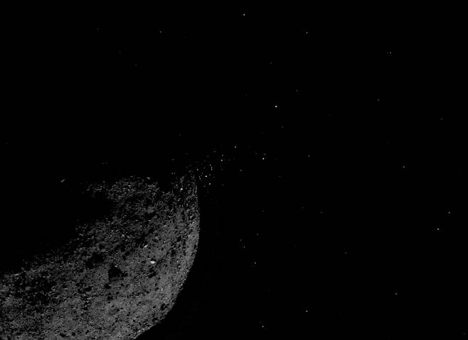미국항공우주국(NASA)의 소행성 탐사선 오시리스-렉스가 지난 1월19일 촬영한 소행성 베누의 암석 파편 분출 모습. 오시리스-렉스는 이 소행성의 표토 시료를 채취해 지구로 귀환할 예정이다.  미국항공우주국(NASA)·애리조나대학·록히드마틴 제공