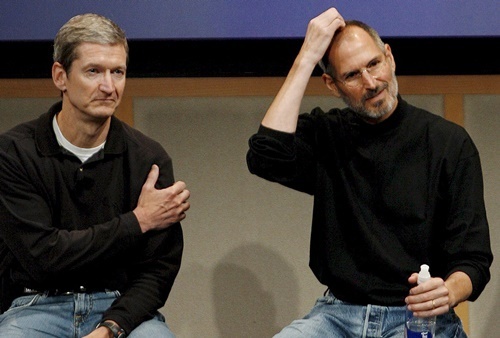 애플 창업주인 스티브 잡스 생전 모습. 그의 오른쪽엔 현 애플 최고경영자(CEO)인 팀 쿡이 앉아 있다. EPA=연합뉴스.