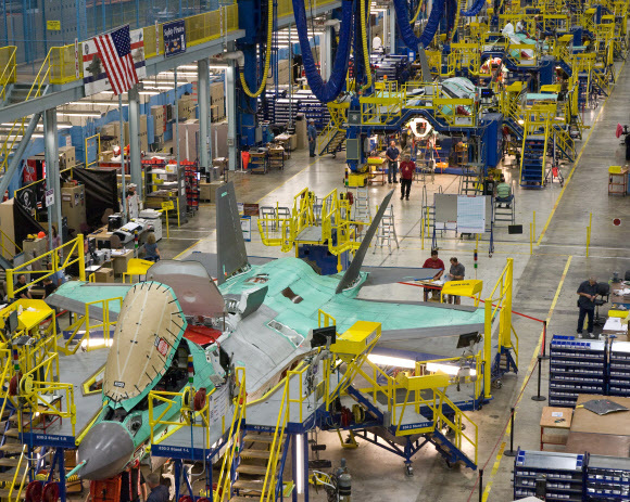 미국 텍사스주 포트워스 소재 록히드마틴 생산라인에서 F-35를 제조하는 모습. 우리 정부는 5세대 전투기 F-35A와 차세대 전투기(KF-X) 사업을 동시에 추진하고 있다. 록히드 마틴 제공