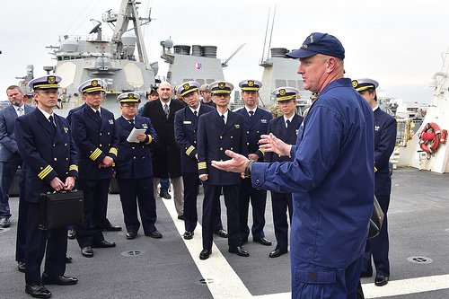 미 해안경비대의 경비함인 버솔프함의 함장 존 드리스콧 대령이 지난 2월 일본 요코스카에서 함정을 방문한 해상보안청 장교들과 대화를 나누고 있다. [사진 해안경비대]