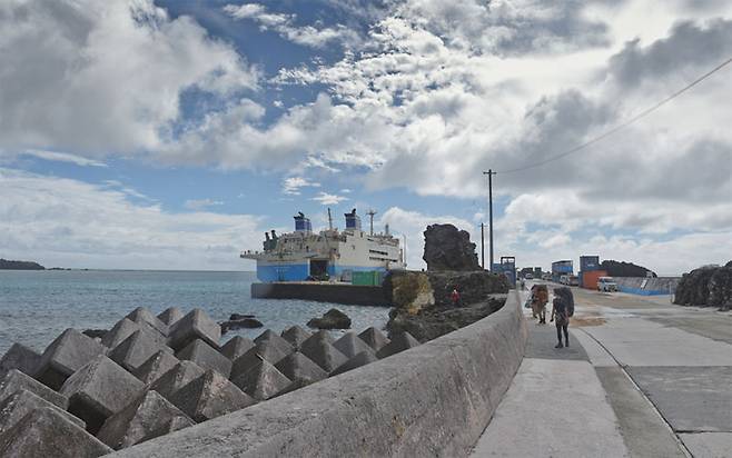 요론섬에 도착한 여객선