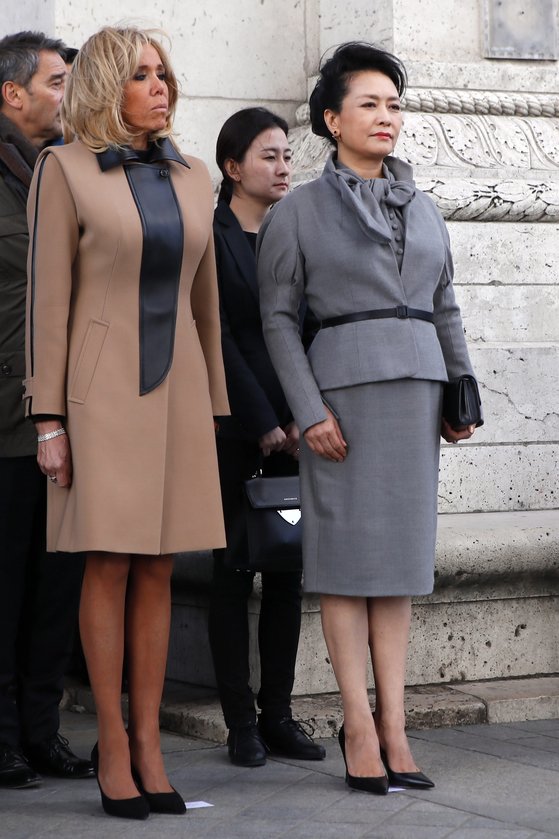 마크롱 프랑스 대통령의 부인(왼쪽)과 시진핑 주석의 부인이 개선문 헌화 행사장에 나란히 서 있다. [EPA=연합뉴스]