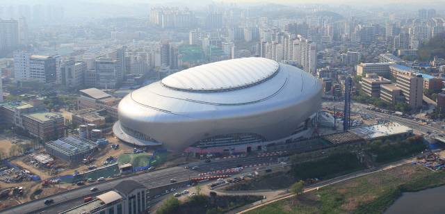 고척 스카이돔 전경. 힘차게 비상하는 야구공의 모습을 형상화했다.