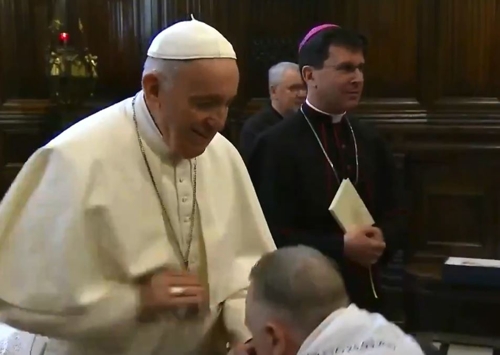 신도가 반지에 입을 맞추려 하자 손을 빼는 프란치스코 교황 [가톨릭 영상 전문 트위터 'Catholic Sat' 캡처]