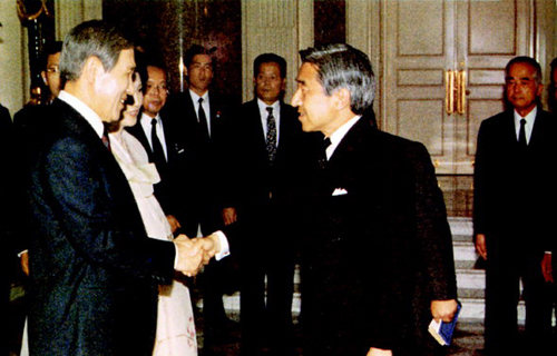 노태우 당시 대통령이 1990년 5월 일본을 방문, 아키히토 일왕과 만나 악수하고 있다.