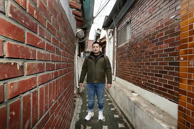박상영 작가가 서울 마포구 공덕동 한겨레신문사 근처 골목길에 서 있다. “성소수자 문제는 지금 이 순간 우리 사회에서 꼭 이야기되어야 할, 더 이상 나중으로 미룰 수 없는 문제라고 생각해요.” 강재훈 선임기자 khan@hani.co.kr