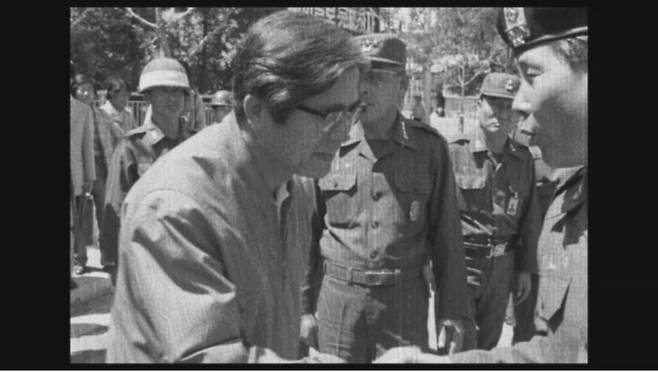 정호용 전 특전사령관(오른쪽)이 1980년 5월27일 시민군이 진압된 뒤 전남도청을 방문하자 장형태 당시 전남지사가 고개를 숙이며 인사하고 있다.  5·18민주화운동기록관 제공