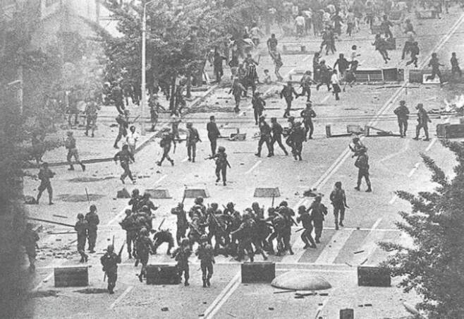 80년 5·18 당시 공수부대 특전사 등 계엄군들이 광주시민들에게 폭력을 휘두르고 있다.