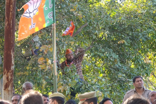 인도 총선 유세를 보려고 나무 위에 올라간 남자 (메루트[인도]=연합뉴스) 김영현 특파원 = 1일 인도 수도 뉴델리에서 북동쪽으로 80㎞가량 떨어진 우타르프라데시주 메루트시의 집권 인도국민당(BJP)의 총선 유세장. 유세장 안으로 들어가지 못한 한 남성이 펜스 밖 나무 위에서 후보의 연설을 듣고 있다. 2019.4.2 cool@yna.co.kr