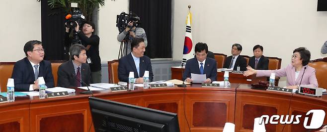 이혜훈 정보위원회 위원장이(오른쪽) 3일 국회에서 열린 정보위원회 전체회의에서 의원들과 이야기하고 있다. 2019.4.3/뉴스1 © News1 이종덕 기자