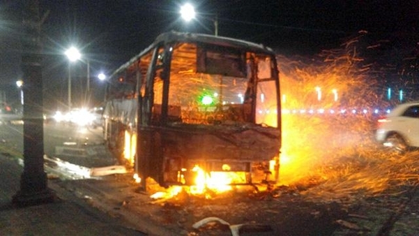 4일 오후 강원 고성군 야산에서 난 산불이 확산되고 있다. 속초시 한 도로에서 버스가 불에 타는 피해를 입었다. /연합뉴스