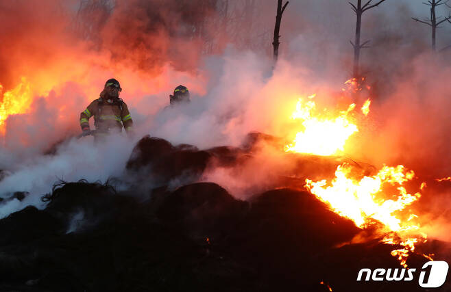 5일 오전 강원 고성군 토성면에서 소방대원이 밤 사이 꺼지지 않은 잔불을 정리하고 있다.2019.4.5/뉴스1 © News1 고재교 기자