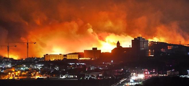 고성군 토성면에서 발생한 산불이 5일 새벽까지 강풍을 타고 여러갈래로 나뉘어 번져 마을과 건물이 불타는 등 큰 피해를 입혔다. 시내의 건물 주변이 온통 불에 휩쌓여 있다. 강원일보 제공