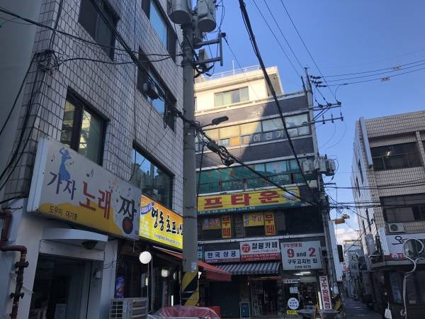 밀레니얼들이 찾는 명소들은 물리적으로 잘 드러나지 않는다. 이곳은 '레트로' 소품으로 유명한 상점이 위치한 곳이지만, 언뜻 봐서는 찾기 어렵다. ⓒ김지나