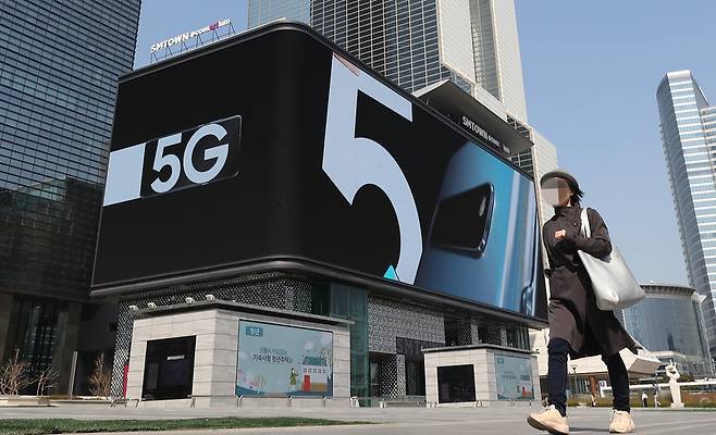 지난 4일 오전 서울 강남구 에스엠(SM)타운 ‘케이팝 스퀘어' 외벽에 설치된 디지털 사이니지에 5G 단말기 광고가 나오고 있다.  연합뉴스