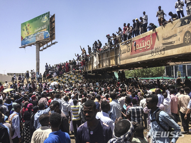 8일 수단 수도  소재 군 본부 앞에 모인 반정부 시위대    AP