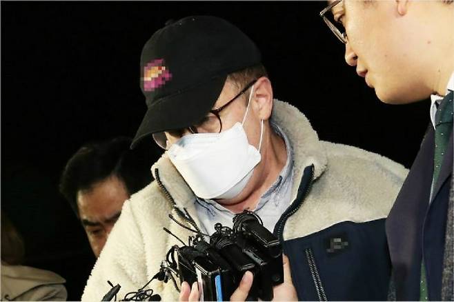 마약류 관리에 관한 법률 위반 혐의로 체포된 방송인 하일(미국명 로버트 할리) 씨가 9일 오전 경기도 수원시 경기남부지방경찰청 사이버수사대에서 조사를 마친 후 수원남부경찰서 유치장으로 입감되고 있다. (사진=연합뉴스)
