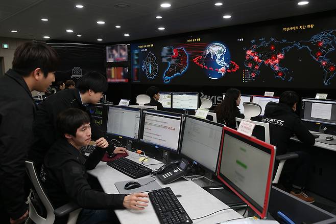 한국인터넷진흥원 서울청사에 설치된 종합상황실. 각국의 사이버 침해와 한국에 유입되는 경로가 실시간으로 모니터링되고 있다. KISA 제공