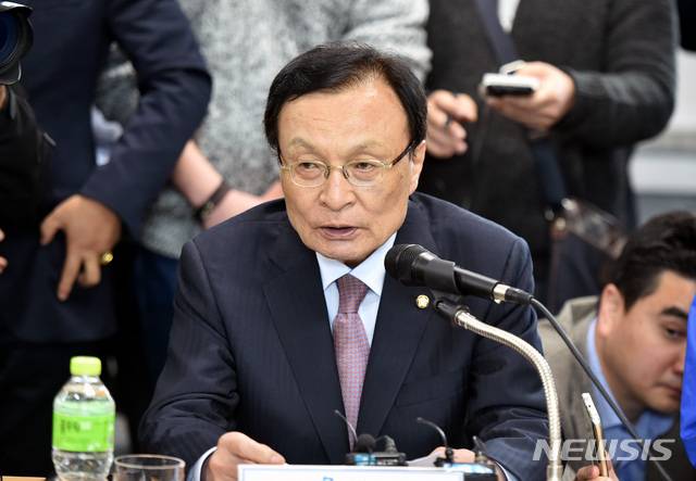 【포항=뉴시스】우종록 기자 = 더불어민주당 이해찬 대표가 10일 오후 경북 포항시 북구 흥해읍 행정복지센터를 방문해 지진 피해 이재민들과 간담회를 하고 있다. 2019.04.10. wjr@newsis.com