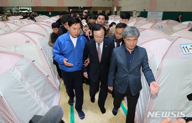 【포항=뉴시스】우종록 기자 = 더불어민주당 이해찬 대표가 10일 오후 경북 포항시 북구 흥해읍 이재민 임시구호소로 사용되고 있는 흥해실내체육관을 방문해 이재민을 만나고 있다. 2019.04.10. wjr@newsis.com
