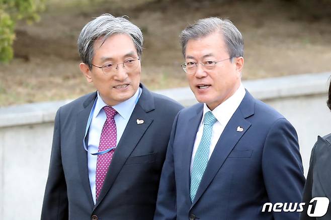문재인 대통령과 노영민 대통령 비서실장. 2019.4.10/뉴스1 © News1 황기선 기자