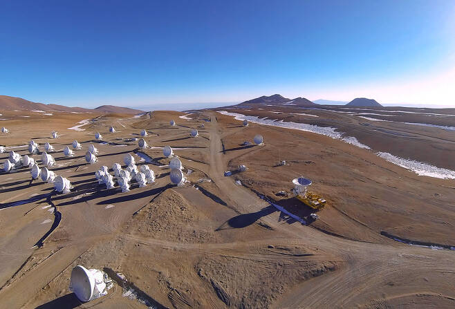 이번 관측에 참여한 전파망원경 집합체인 ALMA는 칠레 북부의 아타 카마 사막의 고원 해발 5000 미터에 위치하고 있다.ESO