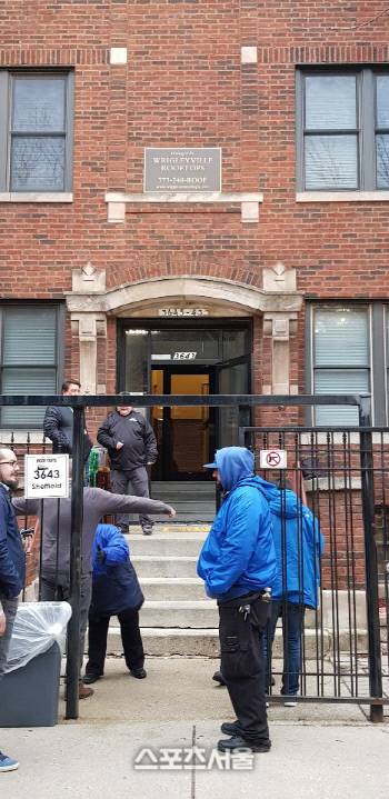 리글리 필드 근처 건물 옥상에 올라가 경기를 관람하기 위해 팬들이 소지품 검사를 받고 있다. 시카고 | 스포츠서울 이웅희기자