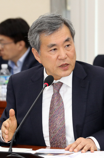 지난달 15일 서울 여의도 국회에서 열린 환경노동위원회 전체회의에서 바른미래당 이상돈 의원이 질의를 하고 있다. (사진=뉴시스)