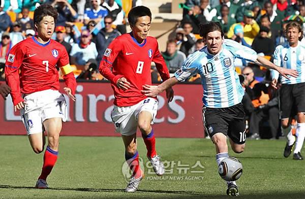 김정우는 "세계적인 선수들과 겨뤄본 2010년 월드컵이 가장 기억에 남는다"고 했다. 당시 그는 리오넬 메시와도 월드컵 무대에서 겨뤘다 ⓒ연합뉴스