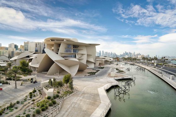 7만6000장의 섬유보강콘크리트 패널을 철골 구조에 끼워 완성한 카타르 국립 박물관.［사진 현대건설］