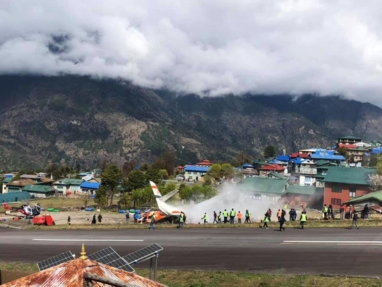 네팔 루클라의 텐징 힐러리 공항에서 2019년 4월 14일 서미트항공 소속 소형여객기가 이륙하던 중 활주로에 정차해있던 헬리콥터와 충돌했다. 이 공항은 에베레스트산 해발 2845m에 위치해 있으며 산비탈을 깎아 만들어 활주로가 경사져있다. /연합뉴스