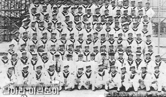 1949년 4월 15일 덕산 비행자에서 창설 행사를 마친 뒤 기념촬영을 한 해병 1기. [사진 해병대 공식 블로그]