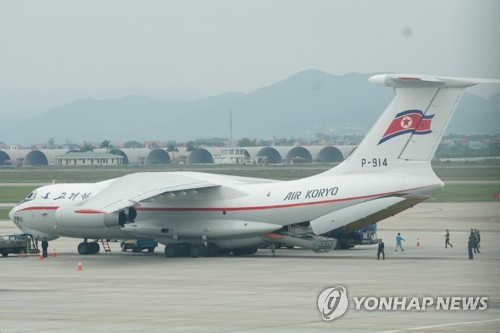하노이 도착한 고려항공 수송기 (하노이=연합뉴스) 올해 2월 24일 베트남 하노이 노이바이 공항에 도착한 북한 고려항공 수송기에서 장비와 물품 등이 하역되고 있다. 2019.2.24 [징 제공] photo@yna.co.kr