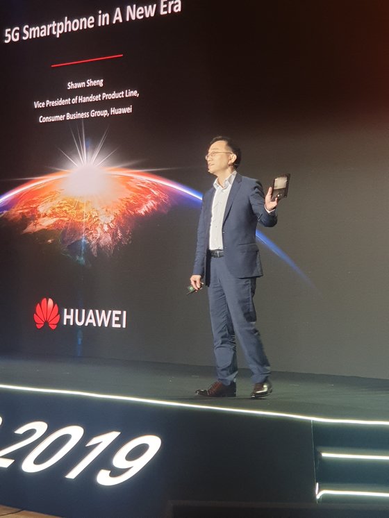 16일 중국 선전에서 열린 ‘화웨이 글로벌 애널리스트 서밋(HAS) 2019’에서 숀 셩 화웨이 컨슈머 비즈니스 부문 스마트폰 사업부 부사장이 무대위에서 화웨이 폴더블폰 ‘메이트X’를 소개하고 있다. 선전=김경진 기자