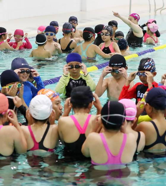 지난해 9월 경기도 화성시 봉담읍 화성국민체육센터에서 화성 매송초등학교 3학년 학생들이 생존수영 교육을 받고 있다./사진=뉴스1