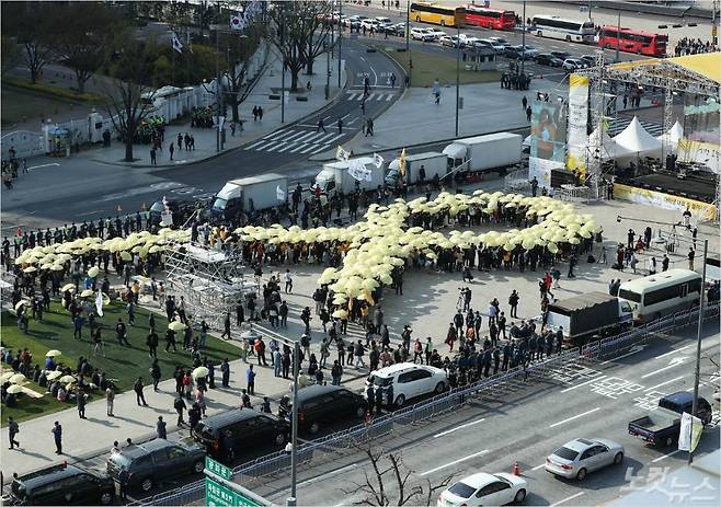 14일 오후 4시 16분에 서울 광화문광장에서 세월호 참사 5주기 ‘잊지 않을게’ 대학생 대회에서 참가자들이 노란 우산으로 세월호 리본을 만드는 퍼포먼스를 하고 있다. (사진=이한형기자)