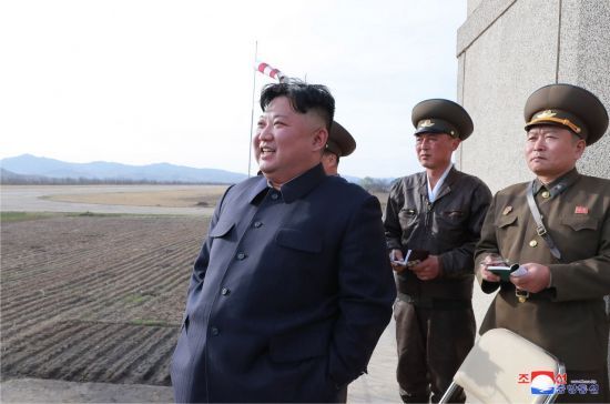 북한 김정은 국무위원회 위원장이 16일 공군 제1017군부대 전투비행사들의 비행훈련을 현지 지도했다고 조선중앙통신이 보도했다. (사진=연합뉴스)