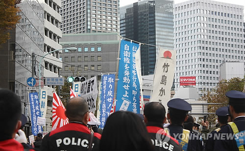 작년 12월 일본 극우들이 도쿄(東京) 도심에서 혐한(嫌韓) 시위를 여는 모습 [연합뉴스 자료사진]