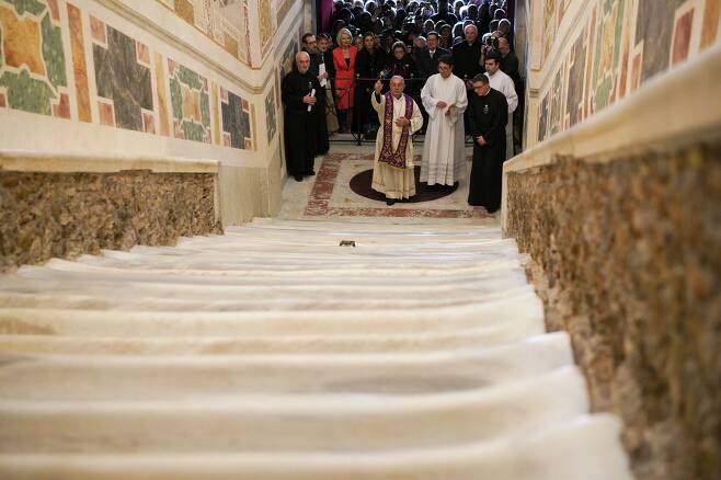 지난 11일(현지시간) 로마 교구 총대리 안젤로 데 도나티스 추기경이 복원된 ‘성 계단’을 축복하는 의식을 하고 있다. [AP=연합뉴스]