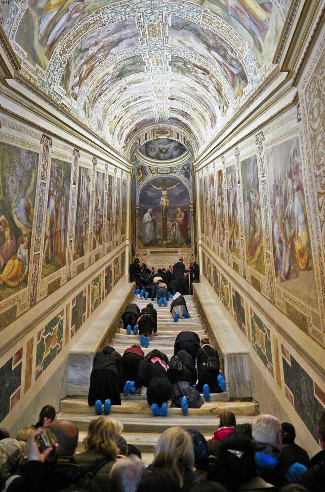 순례자들이 지난 11일(현지시간) 새롭게 복원된 로마 '성 계단'을 무릎으로 오르고 있다. [AP=연합뉴스]