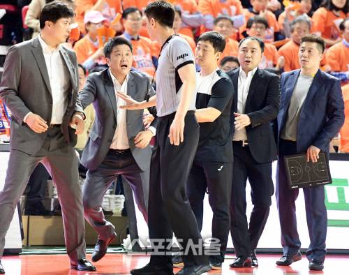 전자랜드 유도훈 감독이 19일 인천 삼산체육관에서 열린 챔피언 결정전 4차전 현대 모비스와의 경기에서 심판 휘슬에 대해 강력하게 항의하고 있다. 인천| 배우근기자 kenny@sportsseoul.com