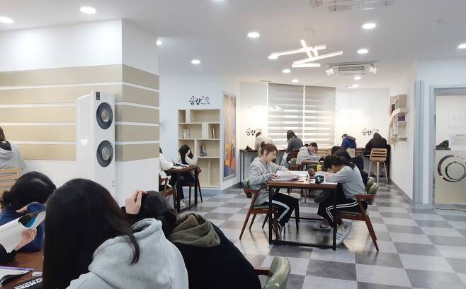 지난 16일 서울 성동구 ㄱ여고 자습공간에서 고1 학생들이 점심시간에 중간고사에 대비한 공부를 하고 있다.